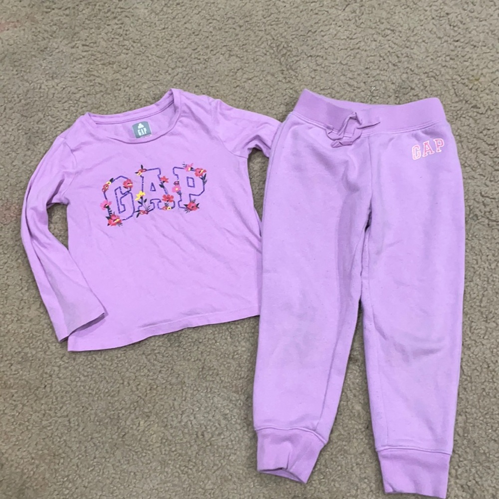 Toddler Girls Gap shirt and sweatpants set